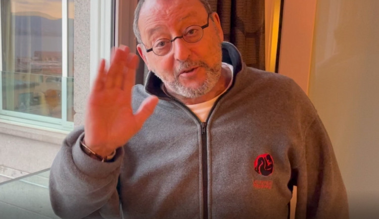 Známý herec Jean Reno natočil povzbuzující vzkaz zdravotníkům a pacientům do Nemocnice Na Homolce