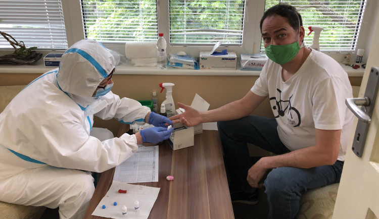 Vláda nařídí testování, ale už neřekne, kde na to máme brát, říká ředitel obecně prospěšné společnosti