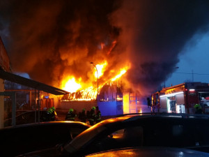 V Praze dnes ráno hořel autoservis. Dvě osoby skončily v péči záchranářů