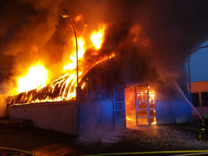 V Praze dnes ráno hořel autoservis. Dvě osoby skončily v péči záchranářů