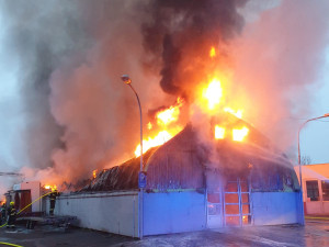 V Praze dnes ráno hořel autoservis. Dvě osoby skončily v péči záchranářů