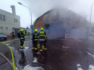 V Praze dnes ráno hořel autoservis. Dvě osoby skončily v péči záchranářů