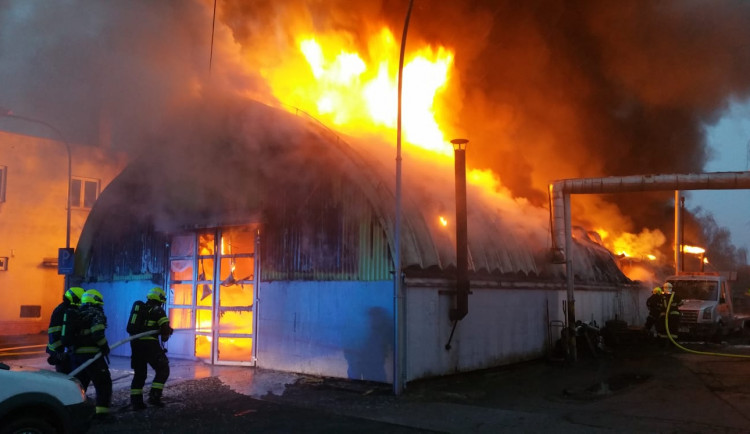 V Praze dnes ráno hořel autoservis. Dvě osoby skončily v péči záchranářů