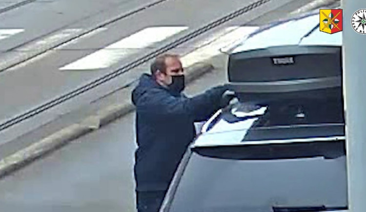 Policisté pátrají po zloději „rakví“. Neznámý pachatel krade střešní boxy ze zaparkovaných aut