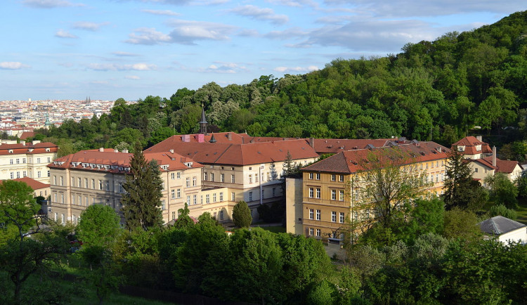 Dva miliony korun daruje hlavní město nemocnici na kyslíkovou stanici