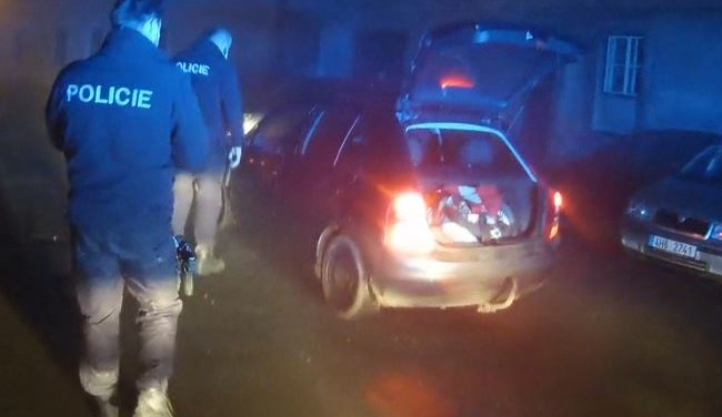 Řídil se zákazem řízení pod vlivem drog v kradeném autě s otevřeným kufrem