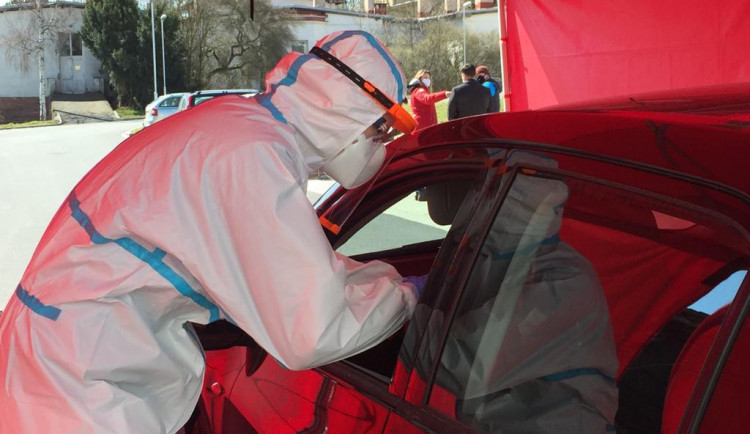 Plošné testování zaměstnanců je problém, který zahlcuje testovací místa, podle hejtmana vláda proces opět nedomyslela