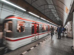 Intervaly pražského metra se ode dneška prodlouží. Kvůli koronaviru ubylo cestujících