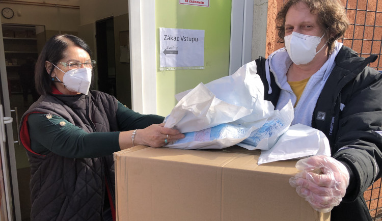 O pomoc už nežádají jen samoživitelky, ale i úplné rodiny