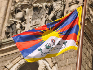 Praha nemusí mít kontakty s diktaturou Číny za každou cenu, řekl Hřib při vyvěšení vlajky Tibetu