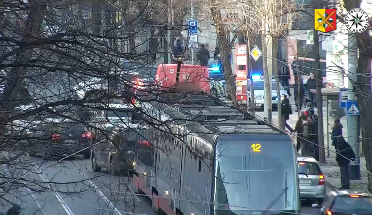 Muž vyhrožoval, že najede autem do lidí a spáchá sebevraždu. Byl pod vlivem drog