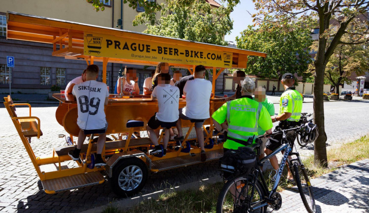 Zákaz provozu pivních kol v Praze dál platí, potvrdil soud