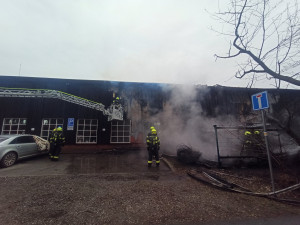 Na pražském letišti hořelo muzeum letadel. U požáru zasahovalo dvanáct jednotek hasičů