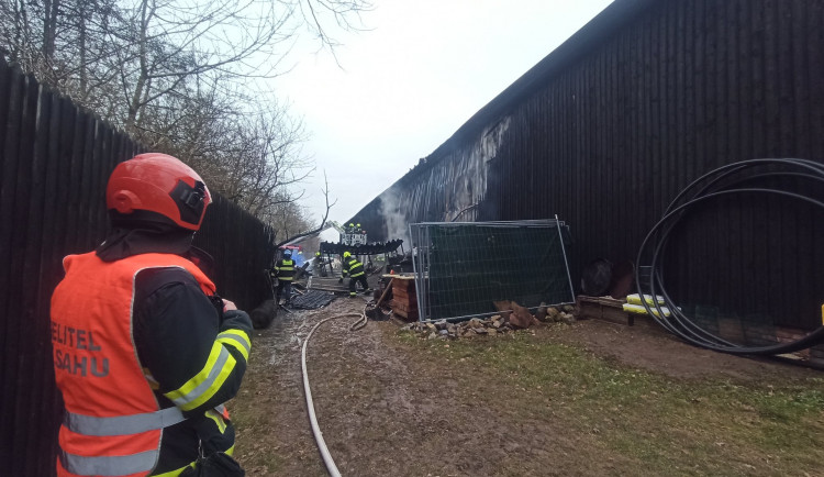 Na pražském letišti hořelo muzeum letadel. U požáru zasahovalo dvanáct jednotek hasičů