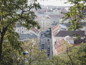 Do Prahy míří silný vítr, který může poničit domy a stromy. Odborníci varují před pohybem v parcích