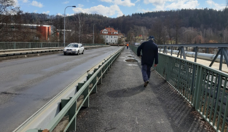 Pozor, začíná demolice Dvorského mostu, řidiči si musí zvyknout na objížďky