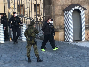 Muž přelezl bránu a dostal se do uzavřeného areálu Pražského hradu. Incident řeší policie