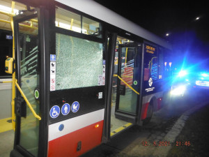 Kamenem rozbil boční okno autobusu. Šedesátiletý muž nestihl vystoupit a byl agresivní