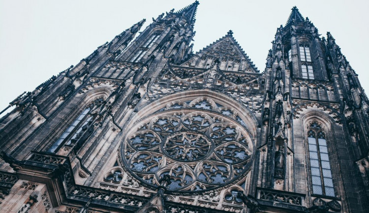 V Česku se rok od prvního úmrtí na koroavirus rozezní v poledne zvony