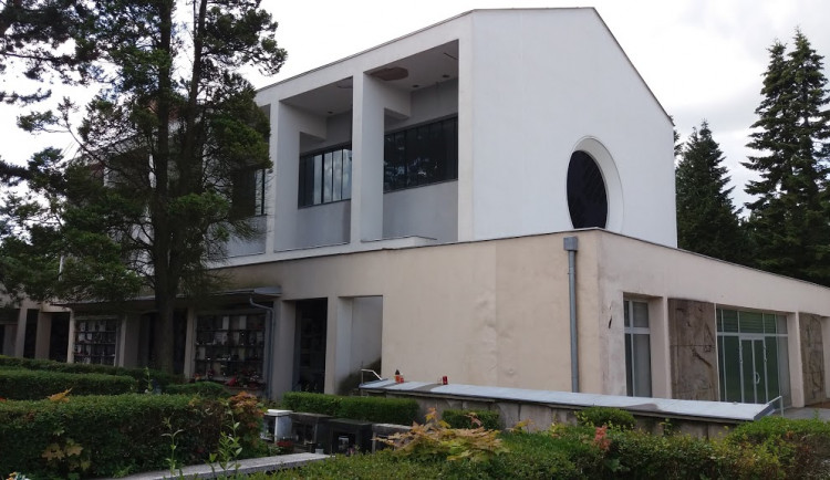 Kremační pec je opět v provozu, za první den bylo provedeno 13 žehů