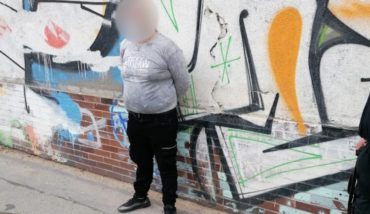 Muž s pěti zákazy řízení policistům ujížděl na motorce