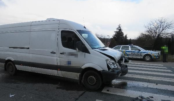 Nepozornost za volantem skončila v Hradci Králové sraženou chodkyní