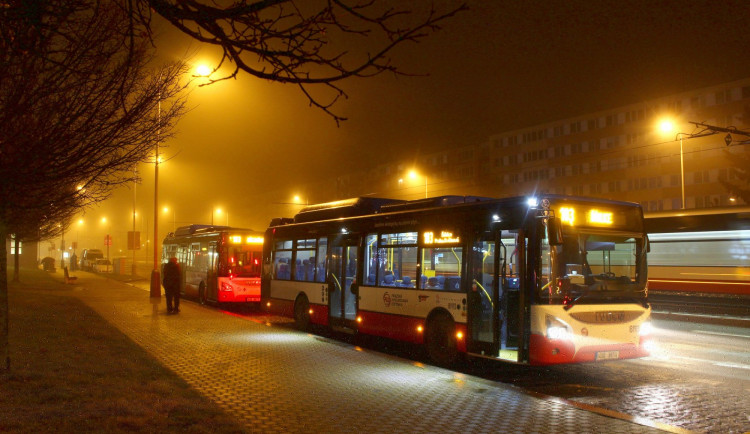 Noční linky MHD možná budou mít zkrácené trasy a delší intervaly. Společnost Ropid je však proti