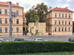 V areálu ZŠ v Praze 8 vznikne Památník „Dívka s kolem“. Připomene Jindřišku Novákovou
