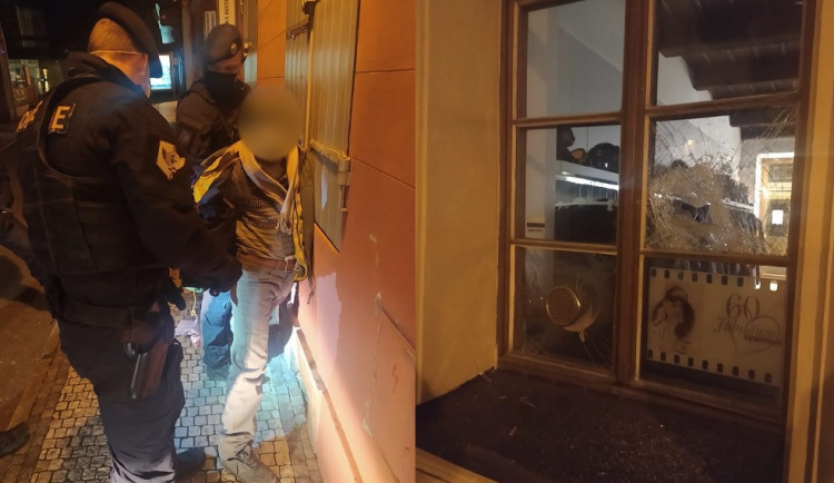 Na muže prý mluvily hlasy skrze výlohy. Během dvou nocí se díky páčidlu vloupal do šesti podniků