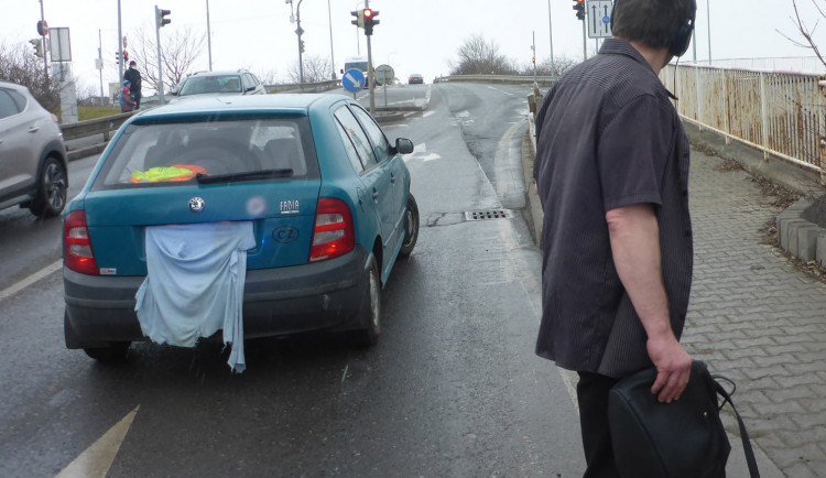 Řidič auta, které mělo místo SPZ hadr, nadýchal skoro dvě promile a řídil se sluchátky na uších