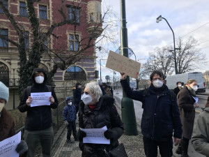 Protest proti kácení stromu dnes vyvrcholil napadením tajemníka Prahy 1