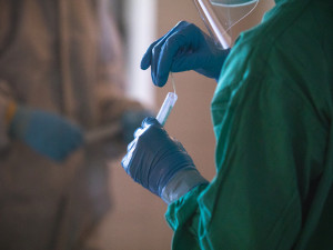 Kvůli jihoafrické mutaci koronaviru prověřovala pražská hygiena 200 lidí. Nakonec se neprokázala