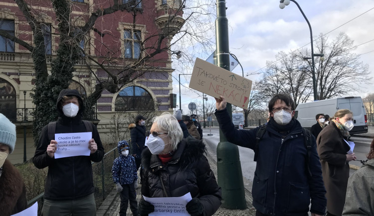 Protest proti kácení stromu dnes vyvrcholil napadením tajemníka Prahy 1