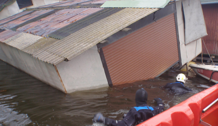 Strážníci zasahovali u potopeného hausbótu ve Smíchovském přístavu