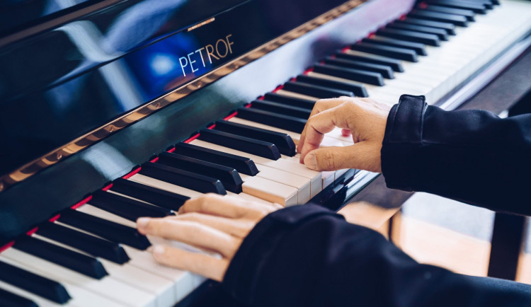 Klavír z Hradce Králové už zdobí pražské Rudolfinum, jde o dárek z Tchaj-wanu