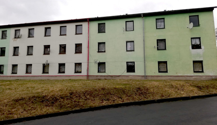 Bezdomovci nakažení koronavirem utíkají z karantény, starostové prosí hejtmana o centrální řešení