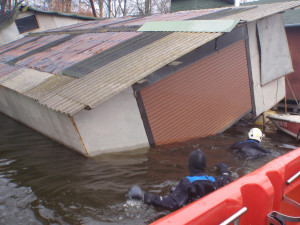 Strážníci zasahovali u potopeného hausbótu ve Smíchovském přístavu