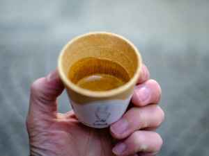 Slaný kelímek na pivo, sladký na kávu. Studenti z Prahy vyrábí jedlé kelímky