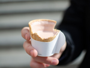 Slaný kelímek na pivo, sladký na kávu. Studenti z Prahy vyrábí jedlé kelímky