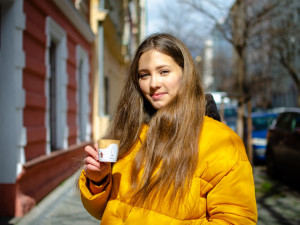 Slaný kelímek na pivo, sladký na kávu. Studenti z Prahy vyrábí jedlé kelímky