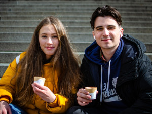 Slaný kelímek na pivo, sladký na kávu. Studenti z Prahy vyrábí jedlé kelímky