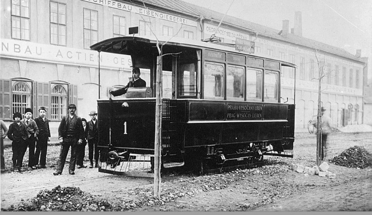 Elektrické tramvaje v Praze brázdí Prahu již 125 let. Nejstarší úsek je mezi zastávkami Urxova a Balabenka