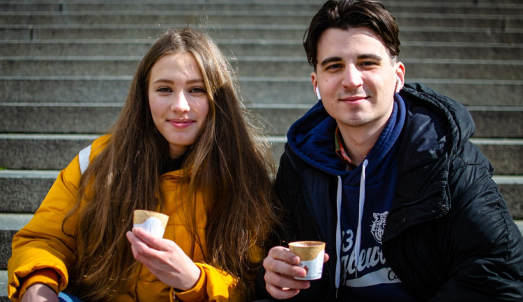 Slaný kelímek na pivo, sladký na kávu. Studenti z Prahy vyrábí jedlé kelímky