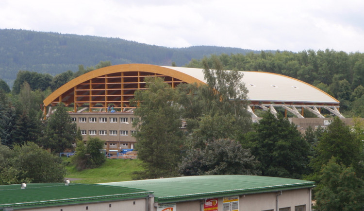 Ploché střechy jsou letitým problémem zimního stadionu, jejich opravy ale nesmí narušit provoz klubu