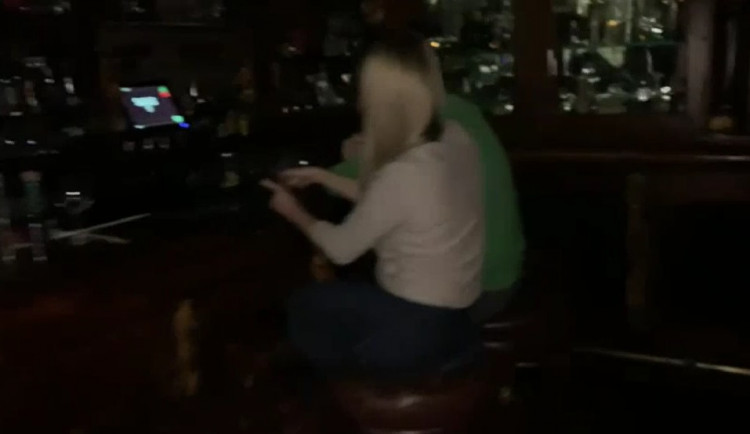 V otevřeném baru v centru Prahy našli kokain. Návštěvníci na otevřený podnik sami upozornili