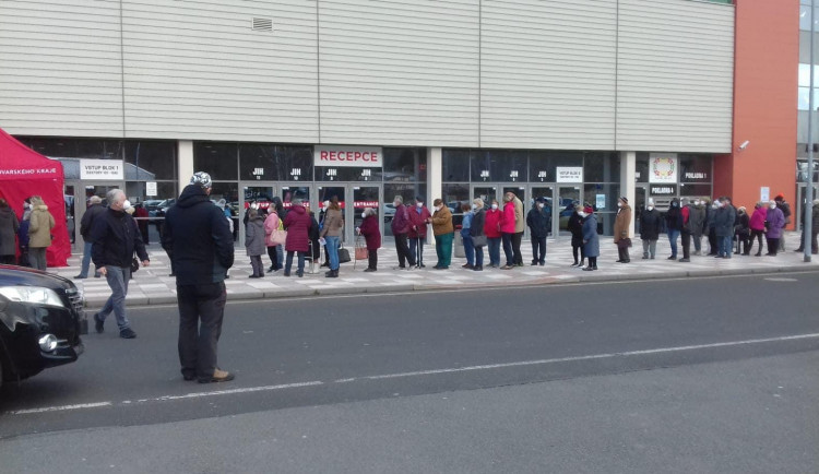 Senioři dnes čekali na očkování v obří frontě, bez rozestupů a ve velkém počtu