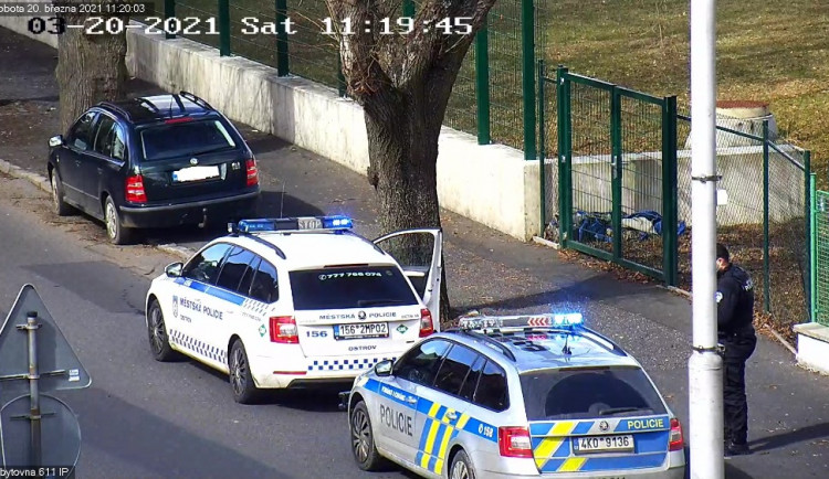 Strážníci řešili dva případy porušení karantény a zločinu šíření nemoci Covid-19, žena skončila v cele