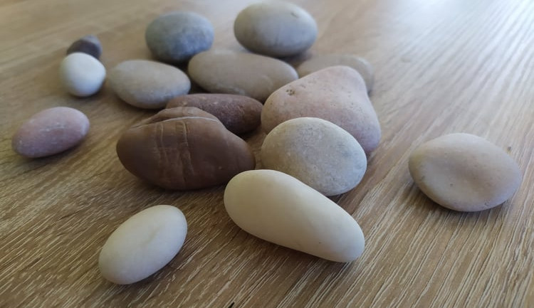 Část náměstí zaplní srdce z malovaných kamínků, lidé tak poděkují zdravotníkům