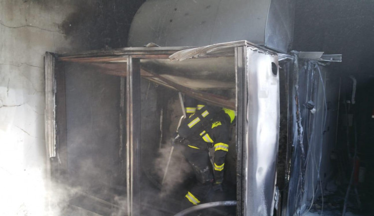 Na střeše hotelu Intercontinental hořela klimatizace. Hasiči požár rychle uhasili