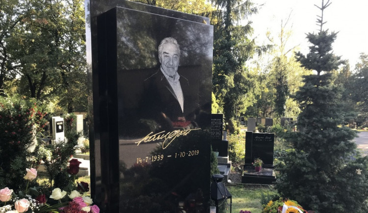 Z hrobu Karla Gotta na Malvazinkách někdo ukradl pozlacenou sošku slavíka